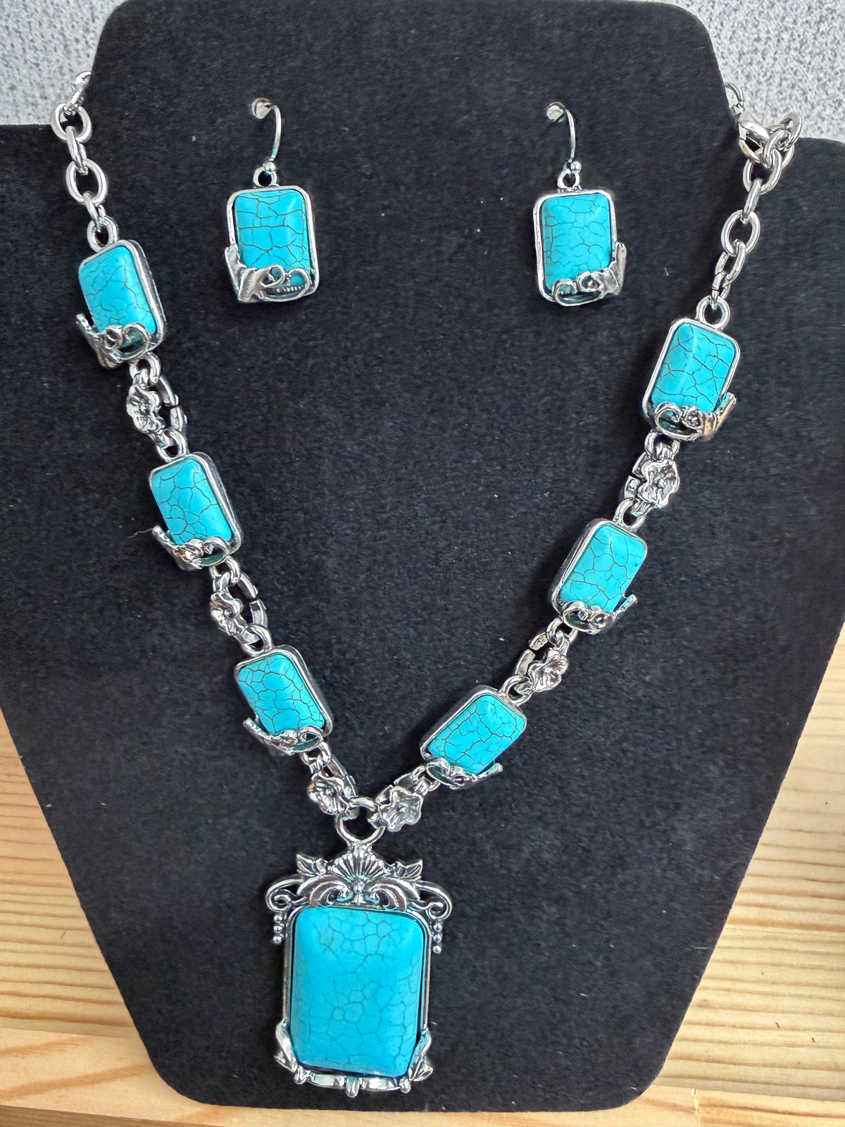 Beautiful Necklace Sets w Earrings