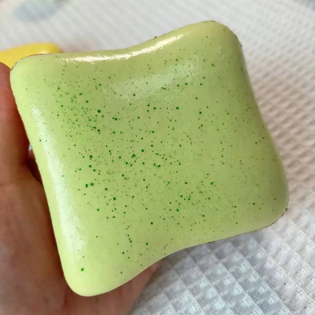 1 Piece of Bread-Shaped Buttery Squishy Toy, Slow Rebound Sensory Stimulation Squeeze Toy, Anxiety-Relieving Stress Ball, Small and Cute Pocket-Sized Stress-Relief Toy, Party Favors, Easter Egg Fillers, Christmas Stocking Stu